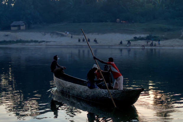 31/10/2023 Sambava, Madagascar. People cross a river using a traditional dugout canoe. crossing rivers by canoe has been a crucial part of transportation for Indigenous populations along the island's many waterways.